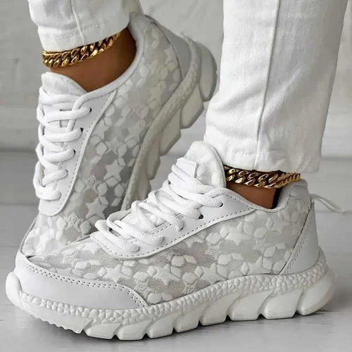"ChicKicks" - Sneaker di lusso eleganti per donne