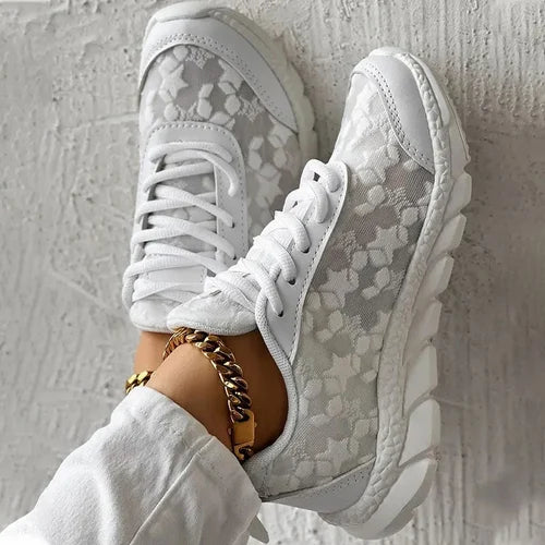"ChicKicks" - Sneaker di lusso eleganti per donne