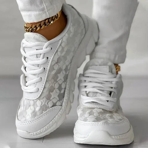 "ChicKicks" - Sneaker di lusso eleganti per donne