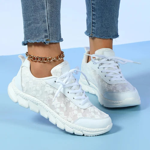 "ChicKicks" - Sneaker di lusso eleganti per donne